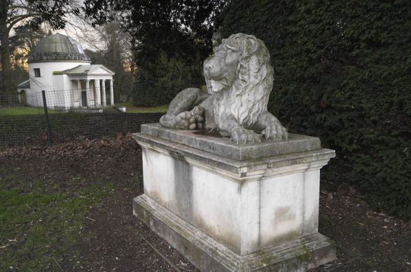 Picture © Peter Marshall, 2004